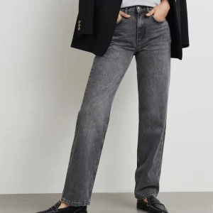 Grå jeans  - Jeans från gina, köpa för 600kr! 