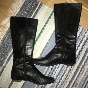 Svarta kängor - Min mammas gamla kängor som hon inte längre använder. Säg till om fler bilder önskas!! Oklart om det är originalförpackning eller ej, å jag vet inte heller vilket märke🫶🏻Jag tror det är riktigt läder men inte 100%🙈Inga defekter som jag kan hitta 🤌🏻