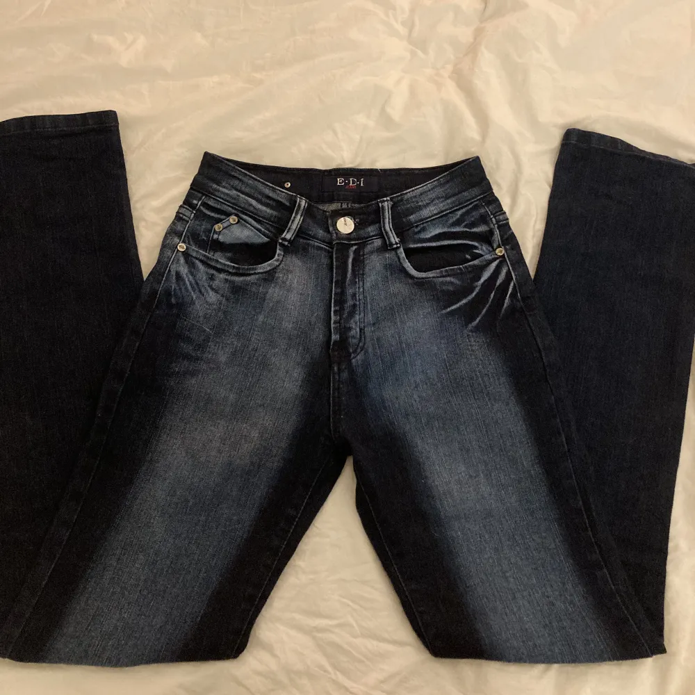 EDI 2000’s jeans i jätte bra skick lågmidjade med hjärt paljetter på bakfickorna st:s . Jeans & Byxor.