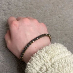 Armband  - Armband  Undersidan är guldig