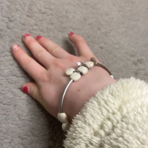 Armband - Fint armband  Färg silver och vit