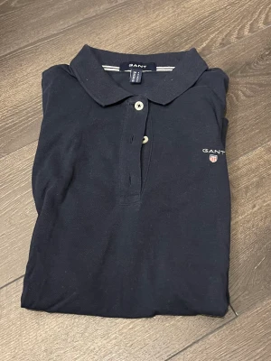 Piké GANT - Säljer en marinblå Piké från GANT  i storlek S, använd ett fåtal gånger men är i mycket fint skick. Kan tänkas mötas upp i Växjö annars står köparen för frakten☺️