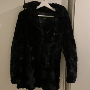 Teddy jacka  - Hej säljer min älskade Teddy jacka från veromoda i storlek xs Bild nr 2 är tagen med blixt  Ej äkta päls 