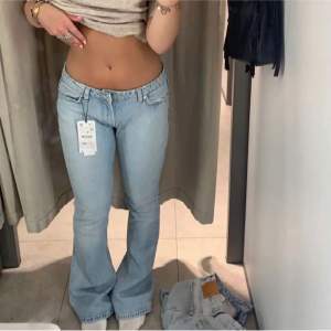 Säljer dessa populära ”Flare low rise” Jeansen ifrån zara. Köpt i 42 sitter bra på mig som vanligt vis har 38/40. Säljer då jag tvättat de och de har krympt i midjan så skulle säga att den mera är en 38. Har sytt upp de passar mig som är 160 skriv privat❤️‍🩹