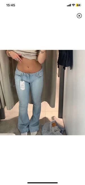 Flare low rise  - Säljer dessa populära ”Flare low rise” Jeansen ifrån zara. Köpt i 42 sitter bra på mig som vanligt vis har 38/40. Säljer då jag tvättat de och de har krympt i midjan så skulle säga att den mera är en 38. Har sytt upp de passar mig som är 160 skriv privat❤️‍🩹