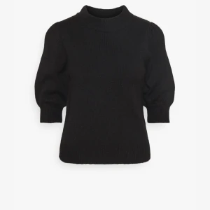 Stickad T-shirt - Säljer denna fina stickade t-shirt. Använd ett fåtal gånger💗