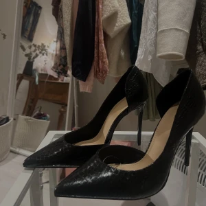 Pumps storlek 38 - Säljer mina helt oanvända (lapp kvar) pumps från ASOS. Dom är i kollektionen wide fit vilket är perfekt om man vill ha lite extra utrymme. Säljer pga för stora har storlek 37/38 i vanliga fall. Köparen står för frakt. Skorna är true to size 🤟🏼💕