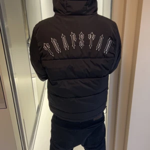 Trapstar jacka, Storlek S/M  - Säljer min äkta trapstar jacka ny skickad har bara använt den 2gånger 