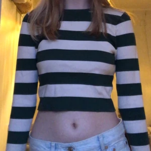 Randig tröja - Detta är en grön vit randig tröja från zara. Den är storlek L men den är presis som en s. Jag är vanligt vis en storlek s och dena passar. Betala genom swish 