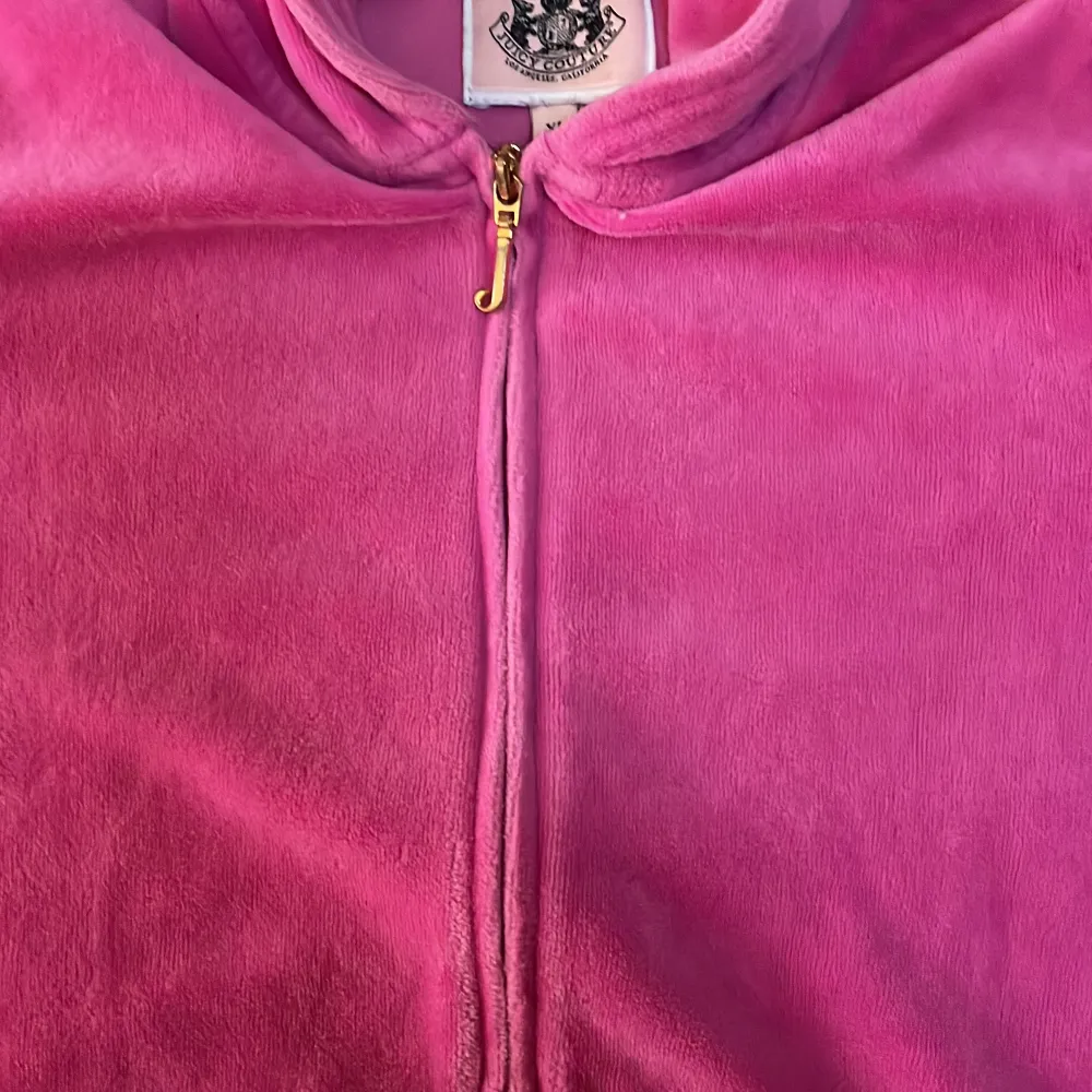 Rosa juicy couture tröja med vitt tryck på ryggen, använd men fortfarande mjuk och skön och i fint skick! Säljer då den inte kommer till användning längre💖. Tröjor & Koftor.