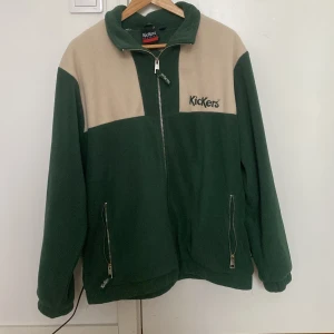 Kickers jacka! - Tunnare, grön jacka köpt från The Ragged Priest. Superfint skick då den knappt är använd. Storlek L för en mer oversized fit🫶