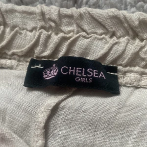 Chelsea linnebyxor  - Mycket vackra linnebyxor som är perfekta om du ska ner till stranden på solsemester. Gjorda av linne och knappt använda🌸🤗 Säljs för att de ej kommer till användning! Köparen står för frakten🌺