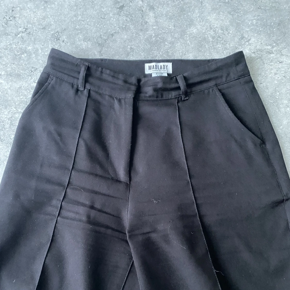 Högmidjade Kostymbyxor Med Stråveck - Sally - 91