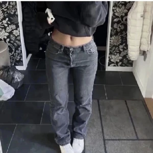 Lågmidjade jeans - Säljer ett par av de populära lågmidjade jeansen från hm. Väldigt lika de på bilden. I storlek 32 alltså xs. De är svartgråa och i ett bra skick. Passar för dig som är ca 160. Helt slutsålda