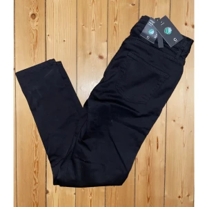 Jeans High waist Hannah Cubus - Jeans ”High waist Hannah” från Cubus i storlek 32/30. Aldrig använda och prislappen (599kr) är kvar. Köparen står för fraktkostnaden.