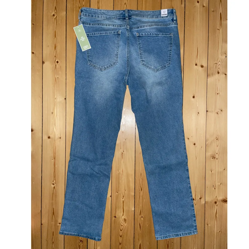 Jeans ”Sally” från Kappahl i storlek 42. Aldrig använda och prislappen (299kr) är kvar. Köparen står för fraktkostnaden.. Jeans & Byxor.