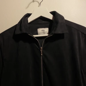 Ciszere Aden Zip Overshirt - Hej, säljer min oerhört sköna overshirt från Ciszere. Den är i väldigt bra skick utan något tecken på användning alls. Den är i storlek Small och är i 90% polyester. Priset är inte hugget i sten, så tveka ej på att höra av dig .      Nypris 1100kr