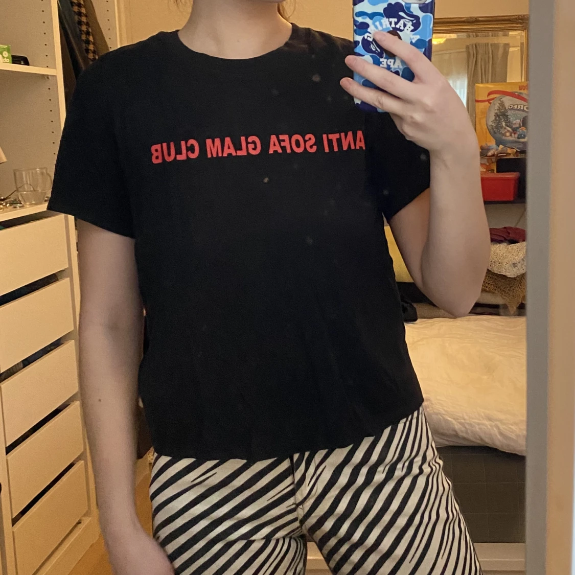 Svart tshirt med röd text - 90