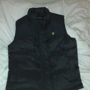 Lyle & scott väst - Bara använt den ett fåtal gånger och den är exakt som i nyskick, vid snabb affär kan jag kanske tänka o sänka priset lite