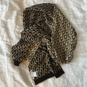 Dolce&Gabbana halsduk - Brun och beige halsduk med monogram på.