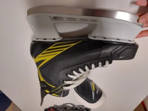 Ccm skridskor  - Jättefina skridskor som nästa aldrig är använda.