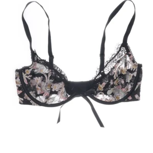 Bh Victoria Secret Aldrig Använd - Bh från Victoria Secret som är så så söt, bygel men med spets och inte vadderad kupa. ALDRIG använd!💓 75D men jag som vanligtvis är 75B kan ha den om jag slutsegrare spännena bara! Nypris 599kr