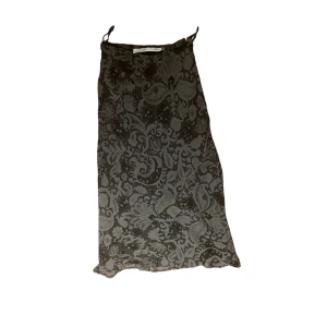 Långkjol - Långkjol med fint mönster i storlek 38, dock liten i storlek så passar en 34! Fraktar eller möts i Umeå🫶🏼🫶🏼