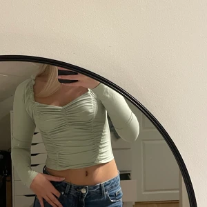 Ljusgrön långärmad tröja - En jätte fin långärmad grön tröja med detaljer. Ni betalar för frakten!