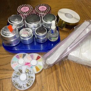 Nagelkit  - Säljer mina nagel saker som jag inte använder då jag har bytt märke. Det finns lite allt möjligt, blandat så som olika geler,filar, tippar med mera. Mycket av det är knapt använt. Säljer som paket pris , hör av dig vid fler frågor!