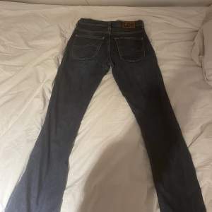 lee jeans i storlek 30/32. oanvändt skick och lowrise bootcut 100kr + frakt💓