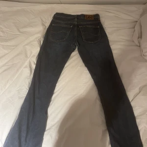 lee jeans - lee jeans i storlek 30/32. oanvändt skick och lowrise bootcut 100kr + frakt💓
