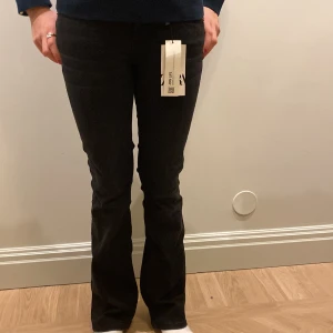 Zara jeans low waist - Snygga low waist jeans från zara i storlek 34 endast testade😁 säljs för 300 kan mötas och frakta!