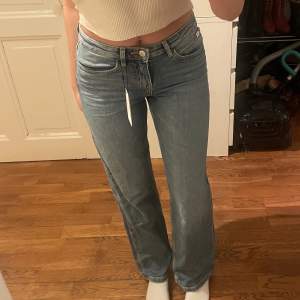 Säljer dessa Calvin Klein jeansen i storlek 36 men passar också till 34. Jag är 165 och säljer jeansen för 150 kr + frakt och nypris 800kr. Hör av er vid frågor🥰
