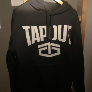 Hoodie - Skön svart hoodie från tapout. Storlek M men skulle säga att den är lite mindre än så, snarare S/M :)