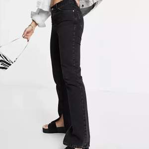 Svarta helt nya jeans från ASOS i längd 36 med slit, sitter riktigt snyggt och lägger sig fint över skorna🖤 helt oanvända!❤️‍🔥
