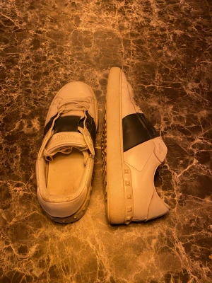 Valentino marinblå - Säljer ett par valentinos i storlek 45 men passar även 44 skulle jag säga, skorna har creases då jag köpte dom så men annars väldigt snygga skor. Har ingen kartong till dom då jag inte fick någon när jag köpte dom