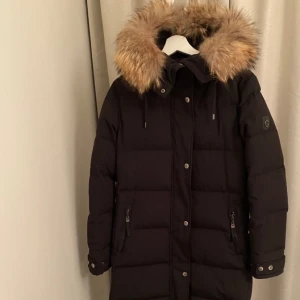 Vinterjacka från Hollies - Vinterjacka från Hollies. Ankellång, får inte plats på bilderna. Kan skicka fler bilder vid intresse. Mycket fint skick. Säljer för 2500kr. Storlek 38. 