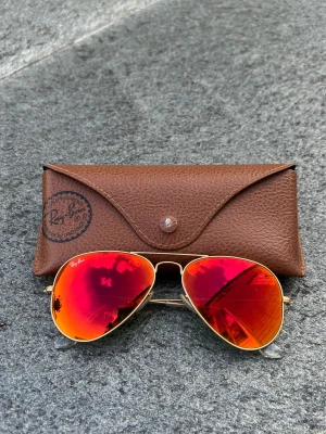 Rayban aviator - Äkta raybans aviator i röd färg med guldiga bågar, UV skydd.  Nypris 1900kr. 