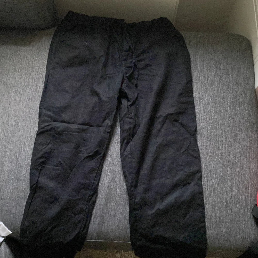 Säljer dessa svarta linne byxor då jag ska flytta och vill bli av med lite kläder som bara har legat i min garderob. Har använt dessa byxor fem gånger och dom e lite små i storleken . Jeans & Byxor.