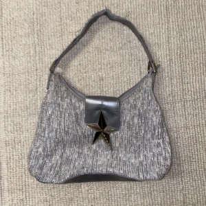 thierry mugler väska - säljer min muglerväska pga att jag behöver pengar..<\3 väskan är i fint skick men bandet är slitet(bild 3), det går säkert att byta eller laga om man pallar det.. den är fin ändå! köpt för 1500 😮‍💨kom dm för fler bilder, frakt tillkommer