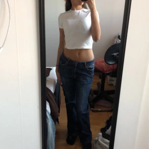 lågmidjade jeans  - behöver nu sälja mina skit snygga lågmidjade jeans som absolut är en stor favorit i min garerob😻 de är i strl 40 men jag brukar ha 36 o dom passar mig jätte bra👌 
