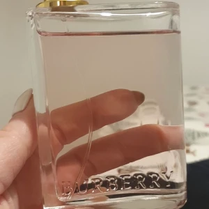 Burberry parfym - Helt ny, endast testad, fick i födelsedagspresent men passar inte mig tyvärr. 100 ml nypris 1000 kr 
