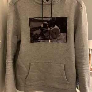 Säljer min gråa limitato hoodie, Strlk M Köpt 2021 , nypris (2100) Inga fläckar eller hål