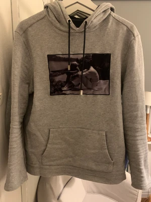 Limitato hoodie M - Säljer min gråa limitato hoodie, Strlk M Köpt 2021 , nypris (2100) Inga fläckar eller hål