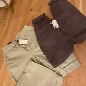 Helt nya  Båda är i storlek 38 , mom jeans Säljer båda tsm för 150 kr  Grå och ljus grön