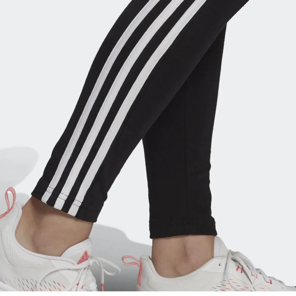 Super snygga Svarta Adidas leggings med vita ränder på sidan av benen. Tightsen är väldigt elastiska i midjan och väldigt bekväma att både träna i och ha till vardags! Tightsen är i en ny skick🫶🏼. Jeans & Byxor.