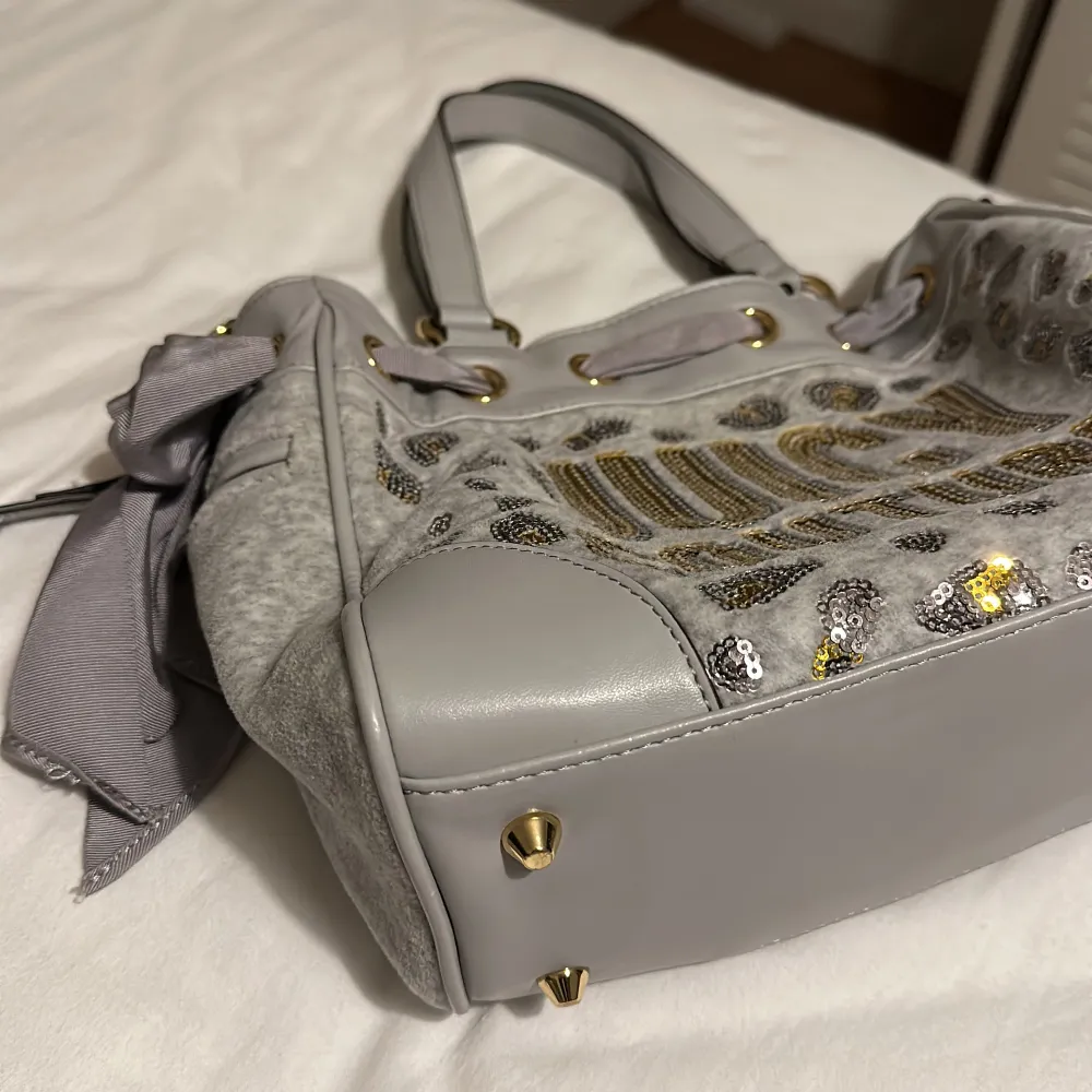 Juicy couture väska köpt på NK för några år sen, använd 1-2 gånger prislappen finns kvar! Skriv om ni vill ha fler bilder 🤍. Väskor.