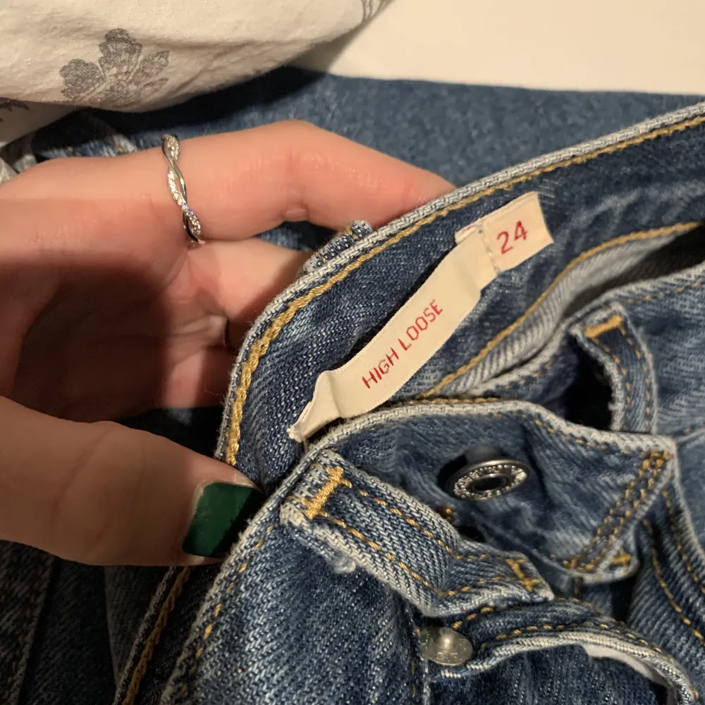 Säljer dessa Levi’s jeans i strl 24 (mer som 25). Jättesnygga💕. Jeans & Byxor.