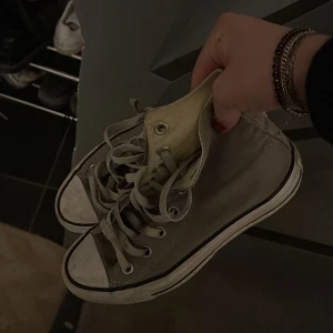 Converse - Säljer nu mina älskade converse då de inte kommit till användning på länge. Använda, därav priset❤️❤️Färgen är lite grön grå, första bilden visar färgen