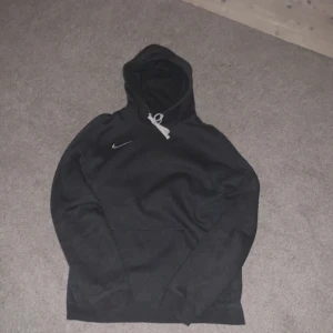 Nike hoodie  - Hej, säljer min Nike hoodie pga att jag växt ut den. Har använt den några gånger så den är använd men i väldigt bra skick. Säljer för billigt pris och köparen står för frakten. För fler bilder är det bara att höra av sig. 